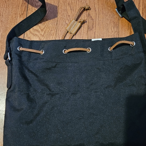 NEW, HERSCHEL BUCKET BAG - Picture 6 of 8